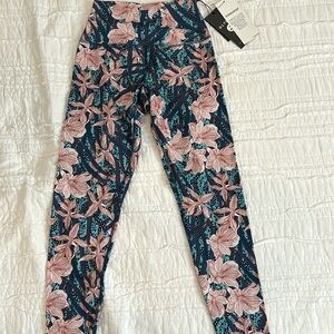 NWT. Glyder High Power Leggings in Botanical Lily print. Size XS.